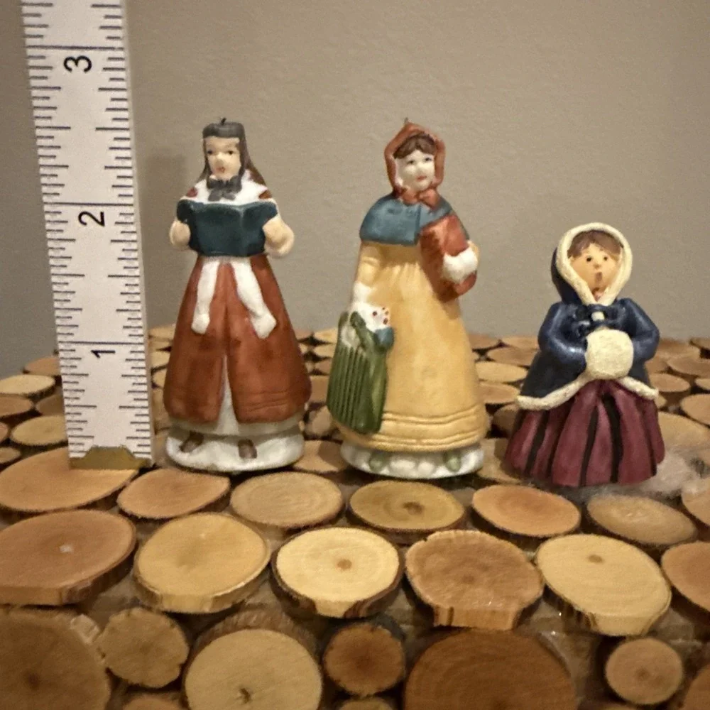 Unmarked Christmas Village Figures Lot Of‎ 3